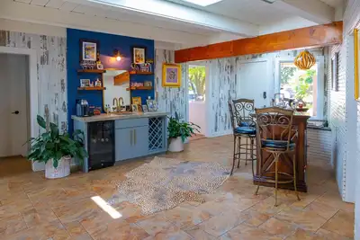 Image de Paradis en ville avec piscine chauffée, jardin, patios et hectares d'intimité.