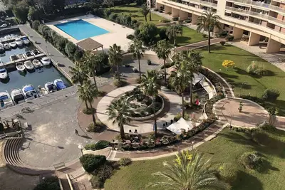 Image de 3 chambres, 6 pers, piscine, parking, plage, golf et boutiques à portée de main.