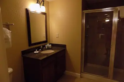 Image de 3 chambres à coucher / 2 salles de bain à l'intérieur de Disney * Wyndham Bonnet Creek * Sleeps 10