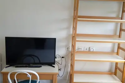 Image de Beau studio meublé :parking lave linge Tv internet Ht débit prés tts commodités.
