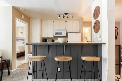 Image de Crestview Mountain Getaway - Marchez jusqu'au village! 1 chambre / 2 salle de bains-6 personnes!