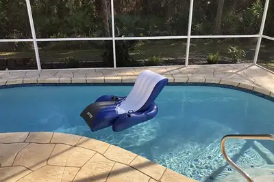 Image de Maison spacieuse et abordable avec piscine située dans un cadre calme mais proche de tout