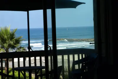 Image de Fermer tout droit sur l'océan et la plage, écoutez le surf 2br 2ba avec une option 1br 1ba