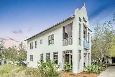 Image de Carlin Ward Cottage - Pet Friendly Home - Un pâté de maisons des magasins et restaurants!