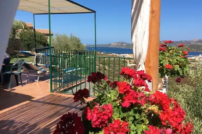 Image de Appartement dans villa avec beau jardin arboré et splendide vue mer
