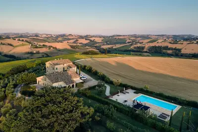Image de Appartement Aurora dans une ferme panoramique avec piscine, dans les collines des Marches.