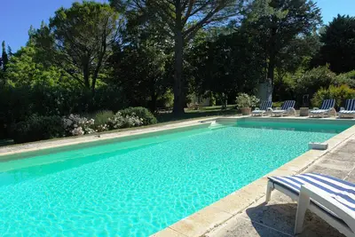 Image de Un jardin luxuriant à proximité d'un des plus beaux villages de provence