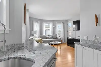 Image de Downtown Newport Luxury on Thames, 2br, Sleeps 7 - Walk to Everything