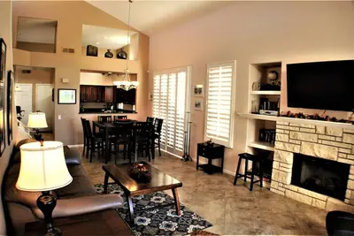 Villa / Maison Deux Suite Principale avec Cuisine Extérieure avec Bar en Granit - Foyer et Table