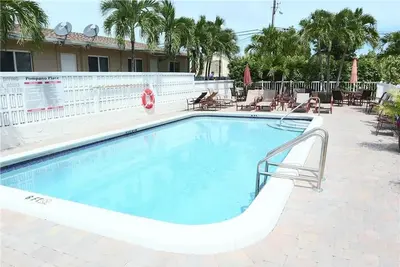 Image de Pompano Beach - spacieux condo de 2 chambres 2 salles de bain, piscine chauffée entièrement équipée.