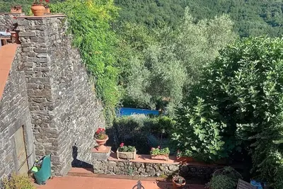 Image de Grande maison de village médiévale élégante parfaite pour les grands groupes.