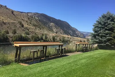 Image de Condos River Front, Ă 10 min de Yellowstone Park sur Historic Slip n Slide Ranch