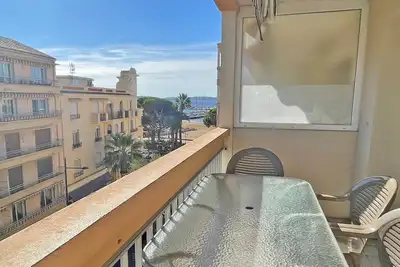 Image de Appartement T3 - 4\/6 personnes - Aperçu mer - Climatisation - WiFi - Centre ville et plage -. . .