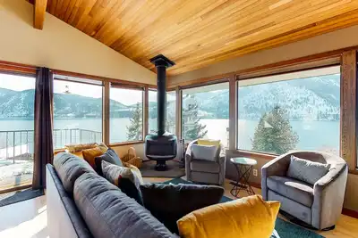 Image de Lakeview à la maison avec une grande terrasse, traverser la rue à la plage!