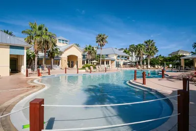 Image de Spacieux condo au bord du lac w / piscines partagées / bain à remous / salle de gym / salle de jeux et accès à la plage!