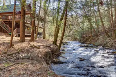Image de Cabane rustique et prête au bord de la crique avec bain à remous privé, piscine commune et tennis