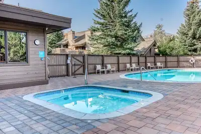 Image de Condo skis aux pieds avec terrasse meublée, piscines communes, bains à remous et salle de jeux!