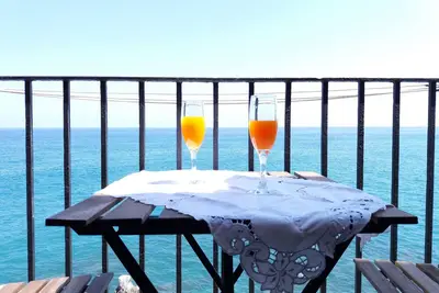 Maison avec balcon sur la mer à Cefalù