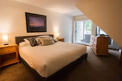 Image de Spacieuse maison de ville de 3 chambres à coucher dans le Prime Village Location w. Spa privatif