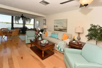 Image de Vue magnifique sur la baie de Sarasota et à travers la rue de Turtle Beach