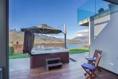 Image de Admirez la beauté de Queenstown depuis le bain à remous