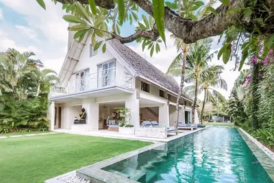 Image de Villa de 5 chambres avec jardin tropical tranquille dans le centre de Seminyak