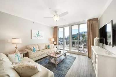 Image de Waterscape A221 ~ 2br + Bunkroom ~ Rénové en 2019 ~ Service de plage!