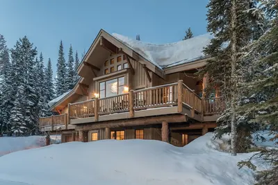 Image de Ski-in, maison de ski avec bain à remous privé, atmosphère de lodge et vue panoramique sur la montagne
