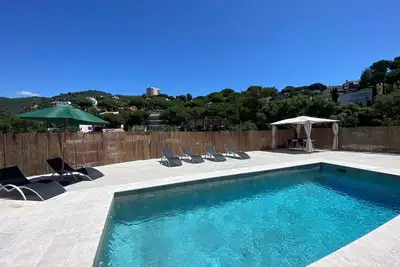 Image de Club Villamar - Une villa indépendante agréable et multicolore avec une belle piscine et un grand. . .