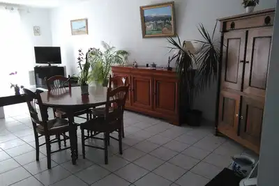 Image de Maison plein pied avec jardin dans résidence sécurisée avec piscine.