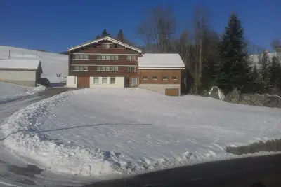Image de grande offre: randonnées, ski, train suspendu, luge, parc d'escalade et douane. . .