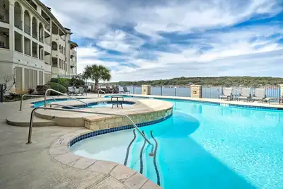 Image de Nouveau! Lakefront Lago Vista Condo w / Resort Services