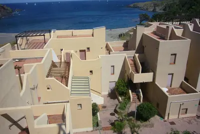 Image de T2 les pieds dans l'eau de la réserve marine de Banyuls
