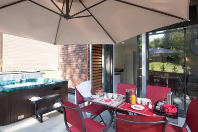 Image de Villa \"Sunshine\"  avec Jacuzzi Privatif, terrasse, balcon et parking