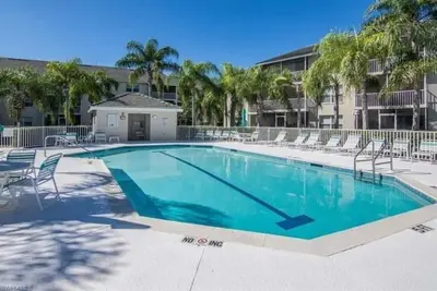 Image de 2/2 dernier étage privé près de Naples avec piscine et bain à remous
