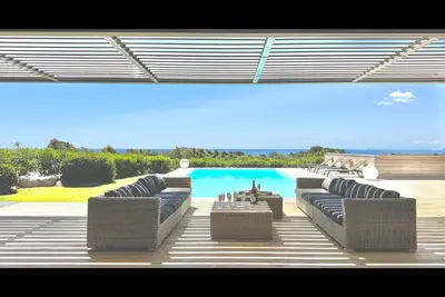 Longahouses : Plage à pied - Piscine chauffée - Vue mer et montagnes