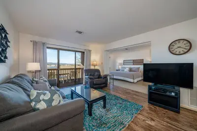 Image de South Shore Lake Resort Amusez-vous à son meilleur - 1 chambre à coucher! Des tonnes de commodités! Wi-F gratuit