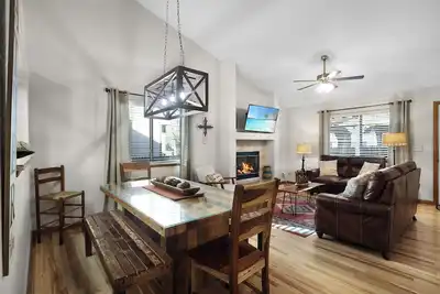 Image de Grande maison familiale de 6 chambres près du parc et du centre de loisirs Ymca