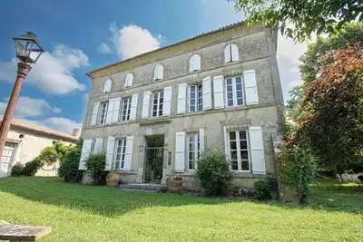 Image de Maison de Maître vintage, piscine avec parc arboré et clôturé en bord de rivière
