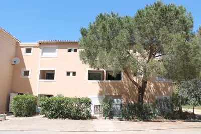 Jolie studio avec loggia et clim, dans la pinède, à 100 m de la plage