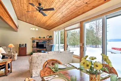 Image de Nouveau! Cedar Cottage, plage privée sur le lac Leelanau
