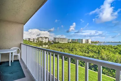 Image de Condo Indian Shores avec piscine, quai et accès à la plage!