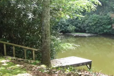 Image de Miroir Woods, sur un Mtn calme. Étang entouré de nature comprend A \/ C