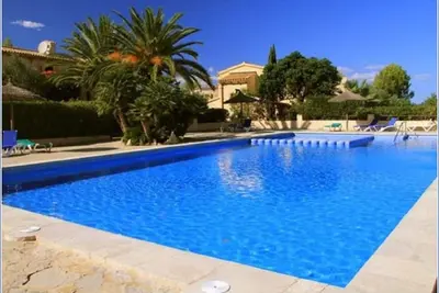 Maison sur la côte avec vue sur la montagne, piscine et court de tennis