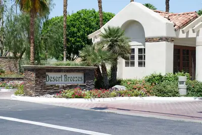 Image de Magnifique Condo Desert Breezes Resort de 2 chambres. Près des jardins du tennis.