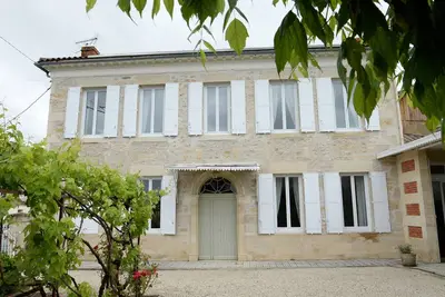 Image de Grande maison de caractère avec piscine