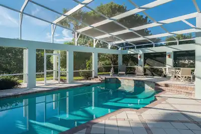 Image de Récemment rénové 4 Br, 3 Ba - 100 mètres de la plage!