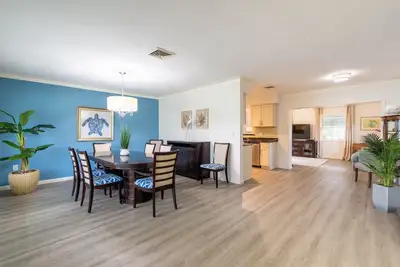 Image de Sarasotas Hidden Gem in Super Convenient, Designer Furnished 4br Home. 8 couchages