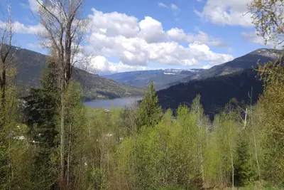 Image de Poste et poutre, belle maison, surplombant Nelson et le lac Kootenay.