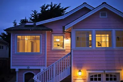 Image de Romantique Light Filled Coastal Beach Cottage.